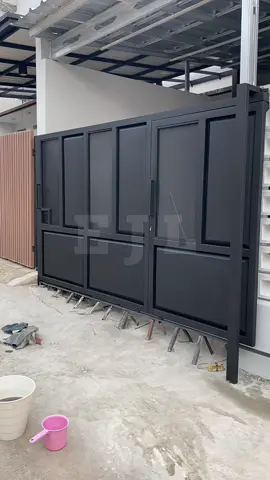 Pemasangan pagar double slide flat perporated kombinasi flat eser. ? Loh ko tinggi gtu apa ga ke sandung,terus kan bisa supaya ga terlalu tinggi ujung kirnya di bobok, terus mobil/motor gimana masuknya, ini lah itu lah. Tenang itu belum, sehubung permintaan yang punya rumah rencananya bagian garasi mau di tinggiin dan antisipasi jalanan mau di cor lagi,posisi rumah berada di jalan turunan. kami juga pengennya saat pemasangan pagar kodisi lapangan rata semua tapi gimana lagi kondisi lapangan yang berbeda beda,ya udah kerjakan aja .