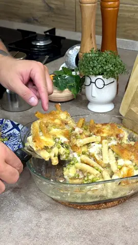Pasta e piselli al forno a modo mio Ingredienti per 4 persone 320 g di pasta 320 g di piselli 250 g di formaggio morbido 200 ml di besciamella 100 g di parmigiano grattugiato 160 g di pancetta tesa 1/2 bicchiere di vino bianco secco 2-3 cucchiai di olio evo Sale q.b. Pepe q.b.