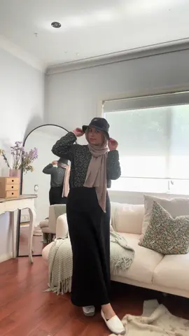 Beahch vibes in australia  #hijabitiktok #aussie #Summer #fitcheck #buckethat 