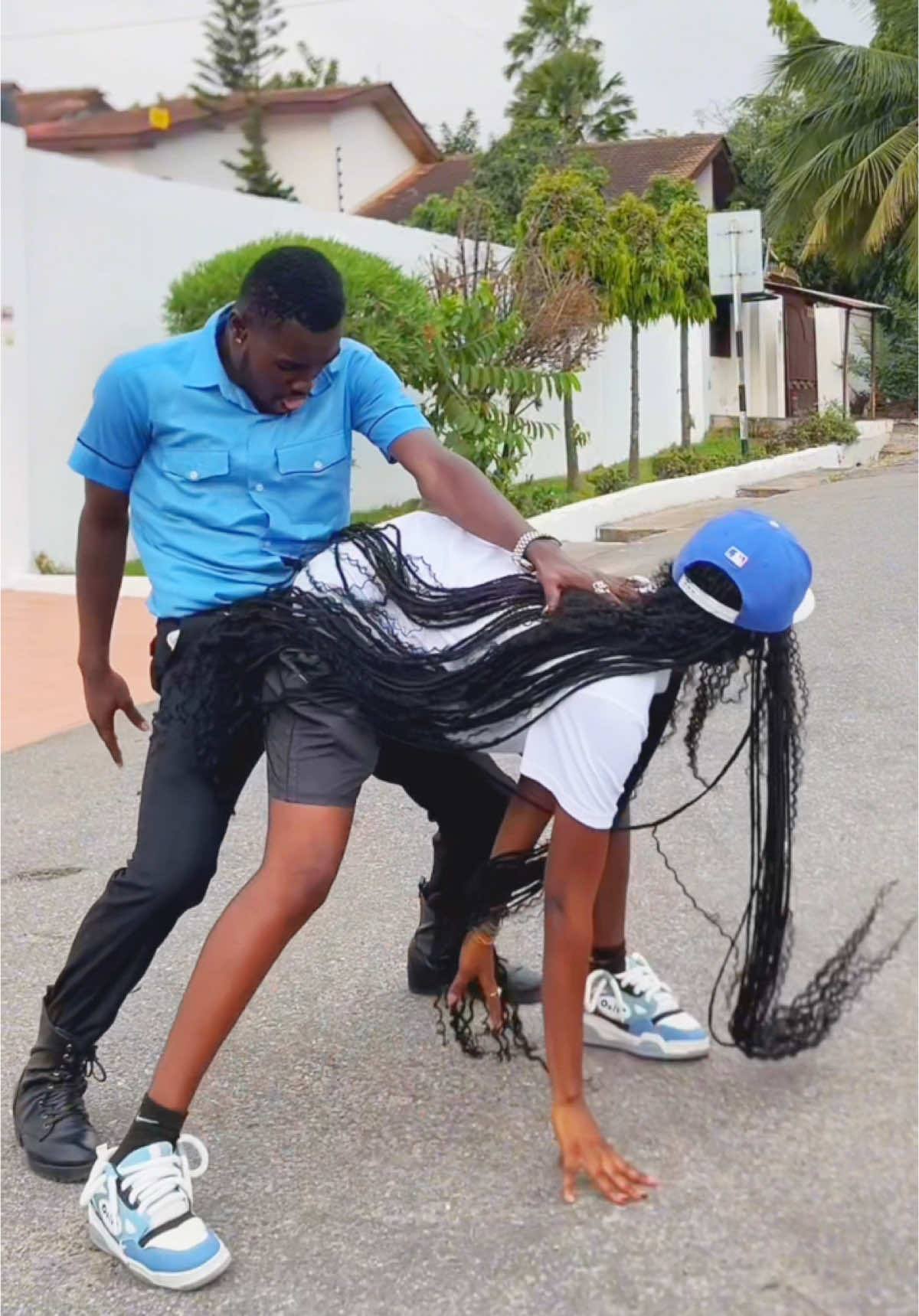 One of the easiest challenge on the internet right now. 😂🔥 w/ @Kellyash1  #aban #thetraffictitan #🚦🚦🚦 #traffictitan #flamboyantab👮‍♂️ #enjoysdancingintraffic🚦😀👮‍♂️ 