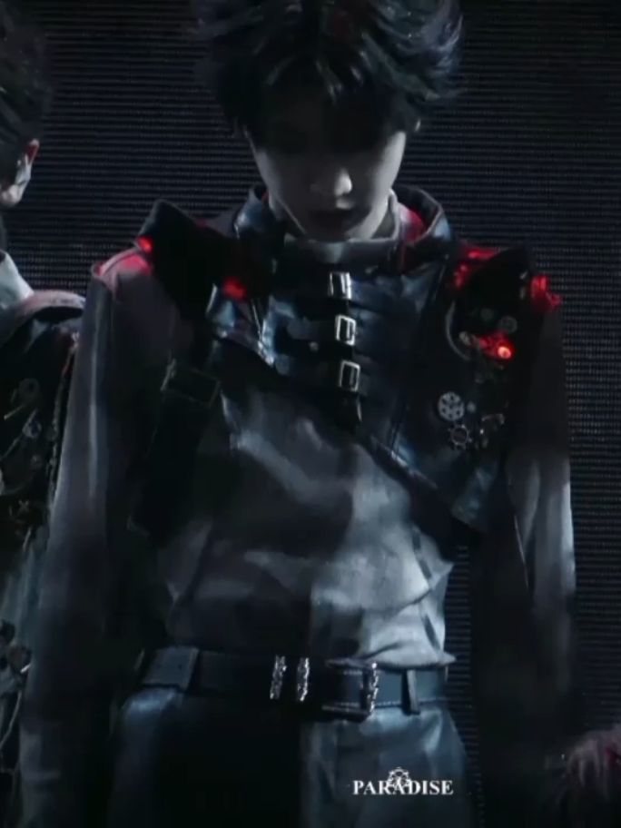 Mê từ người đến stage đến outfit. Theo cá nhân tui thì thích nhất chiếc outfit này của ẻm đợt concert vừa rồi, mà ẻm cao nữa mặc lên trông rất hợp .Tui coi đi coi lại cái stage này tới mức thuộc động tác luôn rồi. Siêu mong chờ Quế Nguyên Nhi ở concert năm mới nhaaa🙌🏻 #tfgiatoc #tffamily #tfgiatộc #tffamily_4th_generation #zhangguiyuan #xuhuong #truongquenguyen #zhangguiyuan_张桂源 #xh 