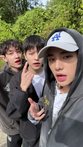 You gotta start with me✌ #StrayKids #스트레이키즈 #YoungMiko #TomMorello #ComePlay #Arcane #Arcane2 #아케인2 #YouMakeStrayKidsStay @baby miko @Tom Morello 