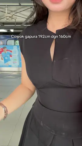 Gue selalu ngerasa jadi center of attention soalnya dia tinggi bgt😭😭