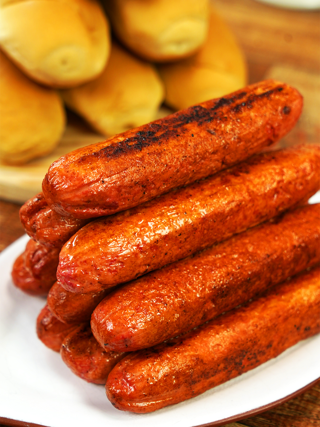 Agora sei o que minhas filhas comem! Salsicha Caseira, sem químicos e quase igual a industrializada! INGREDIENTES: - 1 cenoura grande (100g a 150g) - 1 beterraba pequena (75g a 120g) - 1 kg de peito de frango  - sal - páprica defumada MODO DE FAZER: Em uma panela, cozinhe a cenoura, a beterraba e o alho no vapor até ficarem macios. Reserve. Em um processador, coloque os cubos de frango, a cenoura, a beterraba e o alho. Adicione sal e páprica defumada (ou colorau). Processe até obter uma textura de massa. Pegue um pouco de massa e enrole em um pedaço de plástico filme, apertando bem para que fique no formato de uma salsicha comprida e compacta. Repita o processo com toda a massa. Coloque as salsichas enroladas no congelador até que estejam firmes. Então, aqueça uma frigideira com um pouco de manteiga, azeite ou banha e deixe dourar bem de todos os lados. Depois de douradas, cozinhe as salsichas no molho de sua preferência por aproximadamente 10 minutos. Sirva! #foodmakers #receitas #gastronomia #culinaria #salsicha #salsichadefrango #frango #legumes