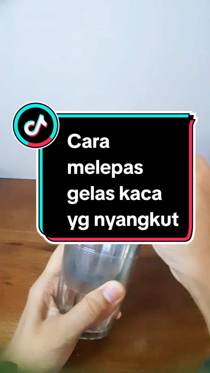 Siapa yg pernah ngalamin gelas kacanya nyangkut kayak gini??? inidia solusinya, simak sampai selesai ya.... #tips #tipsdantrik #cara 
