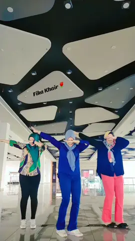 geser dong 🤣 #dancetiktok #dancechallenge #dancetiktokviral #dance #trenddance #dancebarengteman  @anes_tya @Choi Ria 