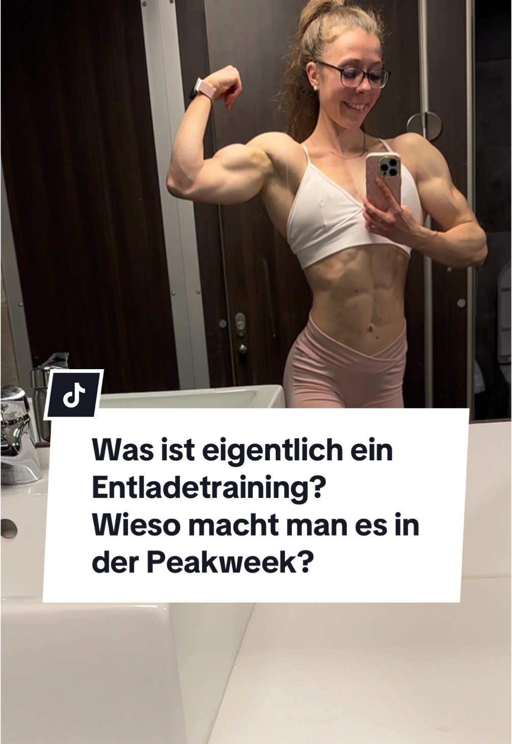 Ein Entladetraining ist eine spezielle Trainingsmethode im Bodybuilding, die in der Peak Week (eine Woche vor dem Wettkampf) verwendet wird, um die Glykogenspeicher in den Muskeln zu leeren. Das Ziel ist es, den Körper auf eine anschließende Carb-Loading-Phase vorzubereiten, in der die Glykogenspeicher durch Carbs wieder aufgefüllt werden. Der Muskel soll voll und prall wirken. Ziel des Entladetrainings⬇️ ✅1. Leeren der Glykogenspeicher: Viele Wiederholungrn hilft,  das Glykogen aus den Muskeln zu “entladen”. ✅2. Vorbereitung für das Aufladen (Carb Loading): Wenn die Speicher leer sind, kann der Körper in der Ladephase die Muskeln mit Glykogen auffüllen, was zu einer “vollen und prallen“ Muskulatur führt. ✅3. Effekt: Durch das Training mit mehr Wiederholungen und die anschließenden Carbs wirken die Muskeln definierter, voller und trockener aus. Was es bei mir heute nach dem Training in der Carb Loading Phase gibt, siehst du später in meiner Story ☺️🥨🍕🍝🌮🍫 #carbs #carbloading #entladetraining #bodybuilding #carbload #peakweek #shredded 