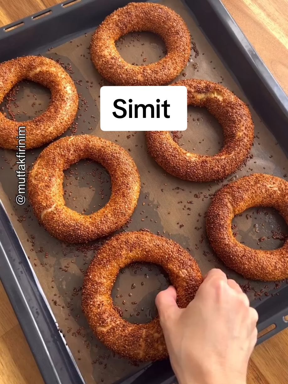 Tarif ve video sahibi : @mutfakfirinim   Merak ettiğim tariflerden biriydi tereyağlı pastane simidi,sonunda yaptım 😊 Beğeni ve yorumlarınızı bekliyorum ❤️ Daha koparırken mis gibi tereyağ kokusunu alacağınız bir simit.. TEREYAĞLI PASTANE SİMİDİ 500 gr un (4.5 su bardağı) 275 gr su (1.5 su bardağından bir parmak az) 40 gr şeker (2 yemek k.) 50 gr sıvıyağ (yarım çay bardağı) 10 gr tuz (1 tatlı kaşığı dolusu) 1 paket instant maya (10 gr) İçi için ;75 gr oda sıcaklığında tereyağı Kaplama için ;yarım çay bardağı pekmez 1 çay bardağı su,simitlik susam Hamur malzemelerini karıştırıp ele yapışmayan yumuşak bir hamur yoğuralım. 10 dk dinlendirdikten sonra bezelere bölüp 10 dk daha dinlendirelim. Videodaki gibi açıp içine tereyağını şerit şeklinde koyup rulo yapalım. İlk yaptığımızdan başlayıp vurarak uzatalım ve uçlarını birleştirip önce pekmezli su sonra susamla kaplayıp 20-25 dk tepsi mayası sonrası 200 derecede alt üst ayarda kızarana kadar pişirelim. (İlk sıcaklığını çıkınca dışı çıtır içi yumuşak bir simit oluyor) #pastanesimidi #simittarifi #pastryrecipes #butterbagel