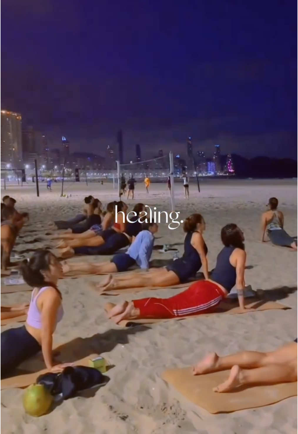 Uma prática mais que especial à beira-mar em Balneário Camboriú. 🌊👁️✨ #VidyaStudio #yoga #yogabrasil #posturasdeyoga #beiramar #praia #yoganapraia