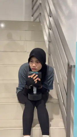 gktau enak aja diem ngelamun ditangga sblum gym #sadsong #sadgirl #GymLife #gymprogress #gymhijab #gymgrils #gymmoment #gymlovers #fyp #fypdongggggggg 