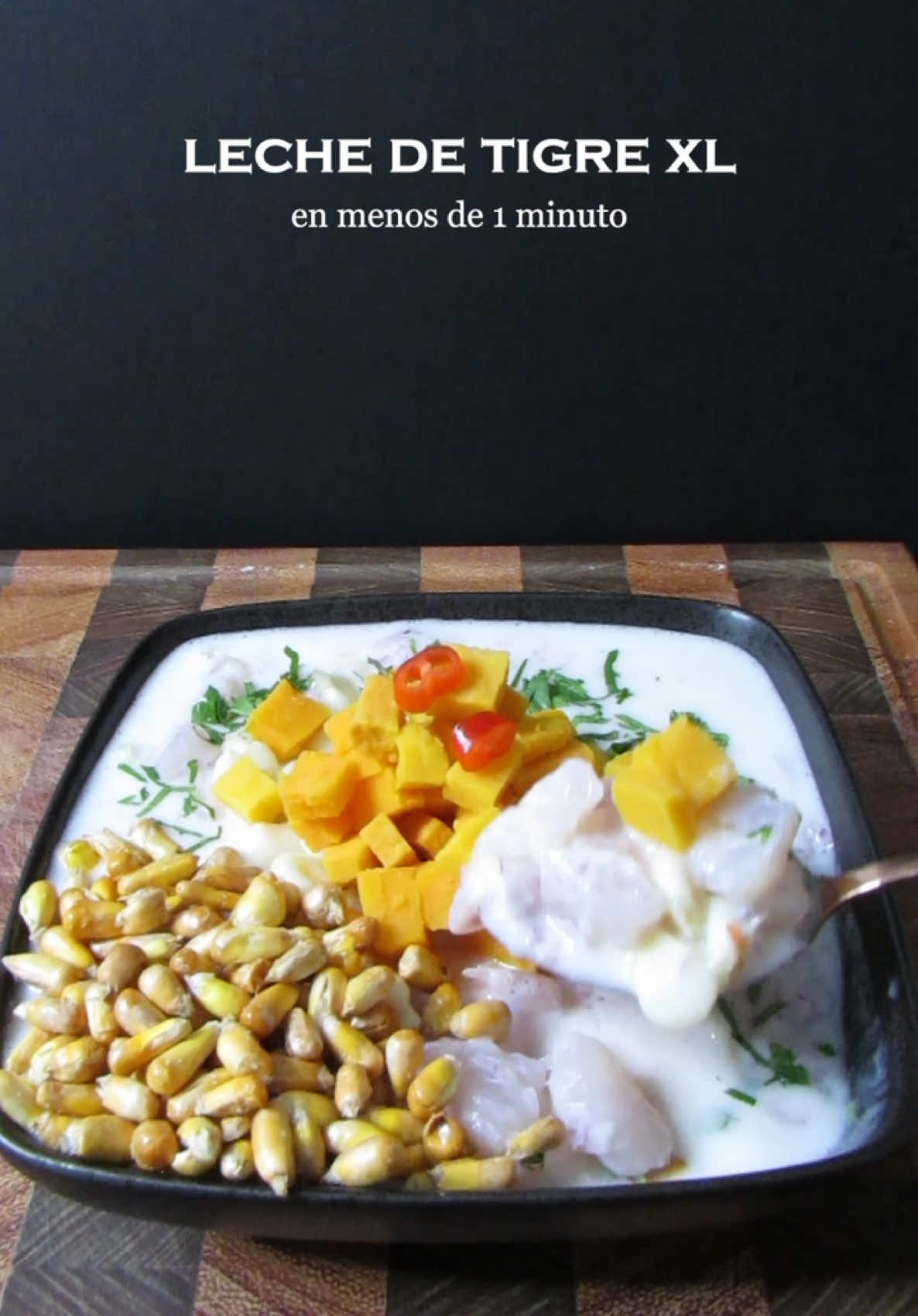 LECHE DE TIGRE XL Pescado blanco 350 gr 1 kg de limon 1/2 aji limo Parte blanca de cebolla 80 gr kion 1 diente de ajo Culantro al gusto Sal al gusto Cebolla morada 2 und para picar 1 camote 1 choclo #lechedetigre #ceviche #cocinaperuana #peruvianfood 