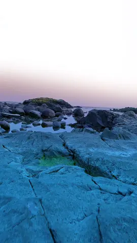 ما زلت أبتعد الى ما وراء الحلم بين موجات كلماتي المتعثرة في الفناء الافق هنا وهناك، مهما بلغت نظراتي الهذيان فأنا أحترم جنون الحلم. 