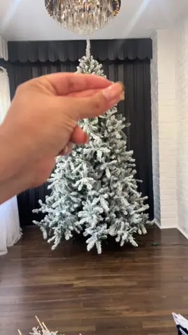 Claro aquí no podía faltar esta transición que eh echo durante 3 años consecutivos una forma única y divertida del antes y después. Si fuera tan fácil como se viera con tan solo un🫰🏼😁 Christmas Tree Decor by:CaroLina 🪄🌲 #Christmas2024 #Navidad2024 #christmasdecorations #bluechristmas #winterwonderland