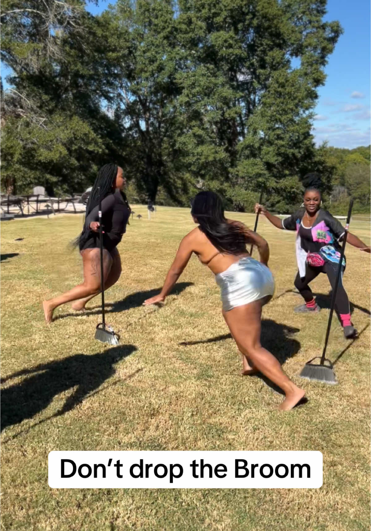 Don’t drop the broom !!! #game #challenge #fun #friends #outside 