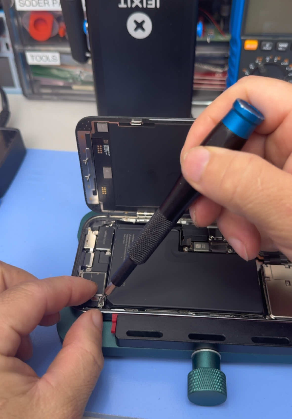 Replacing the speaker on an IPhone 14 Promax @ifixit #anticlamp #ifixittools #phonerepair #iphonerepair #righttorepair #rechnician #engeneering #lab #fyp #viral @iFixit 