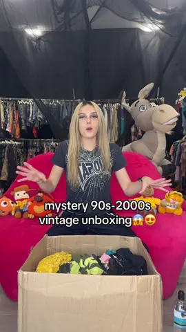 full unboxing on my youtube: emmarogue #mysteryvintagebox #2000sunboxing 
