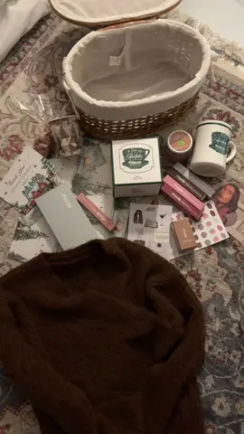 تجهيز هدية بوكس شتاء حسب طلب العميلة 📦❄️🦌🌲❤️ #unboxing #winter #fall #order #rhode #fypシ 