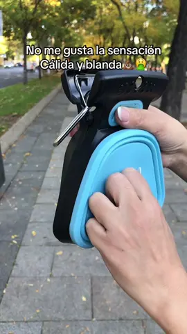 Asi son los regalitos de nuestros amigos 💩🐶 #perros #perras #productosparaperros #accesoriosparaperros #cuidadocanino #mascotas #dogs . . . Ahora es mas facil y sin ensuciarte las manos. Este recogedor de caca para perros hara que tus paseos sean simples. Mejora tu rutina con tu mascota y sus excrementos