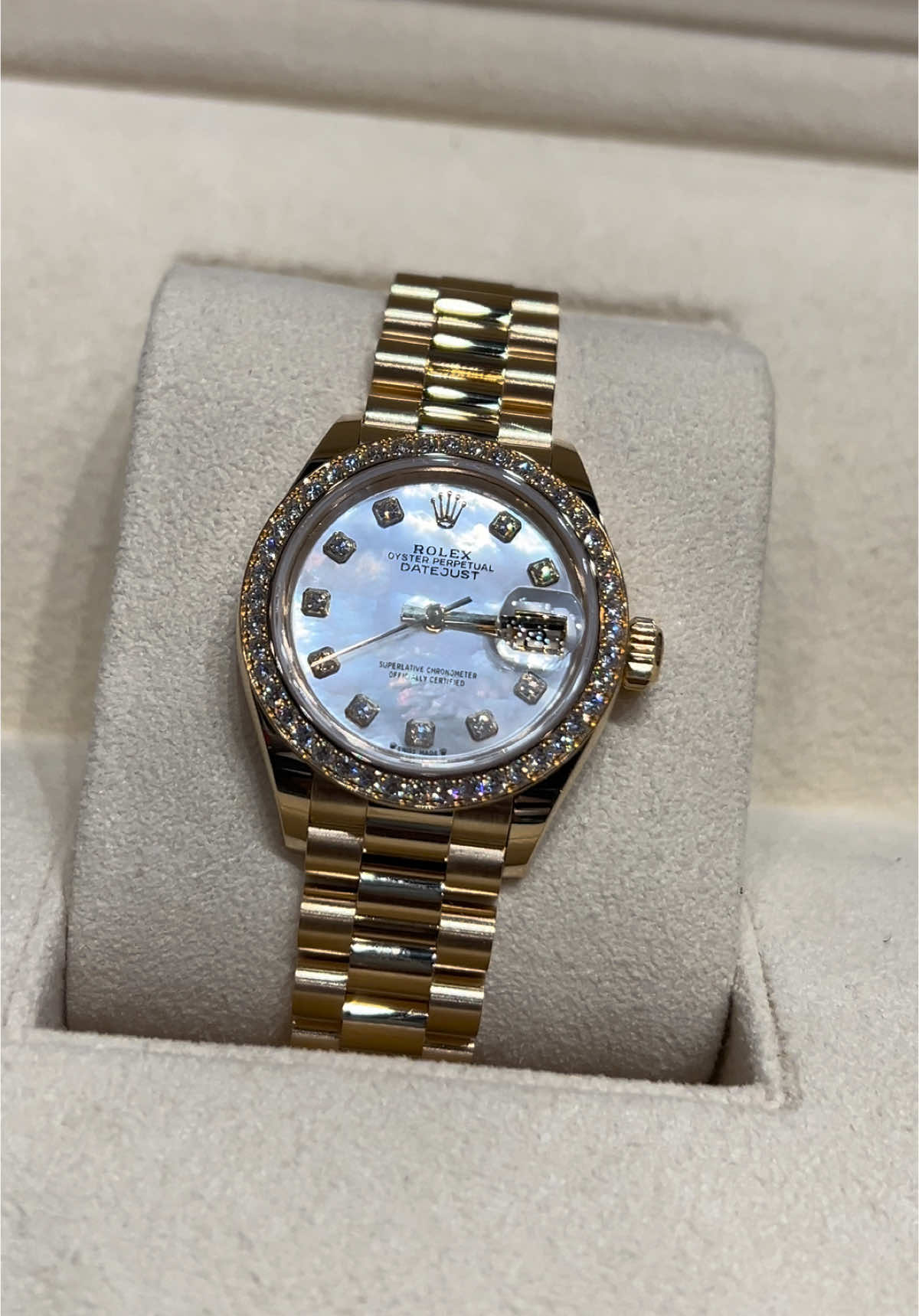 This Oyster Perpetual Lady-Datejust in 18 kt yellow gold features a white mother-of-pearl, diamond-set dial and a President bracelet ✨  #rolex #rolexdatejust #rolexwatch #diamonds #luxurywatches 