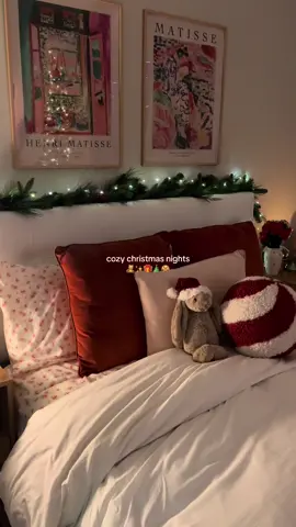 Cozy christmas nights are here🥹 plus I’ve started my annual rewatch of gossip girl🤭 #christmas #christmastiktok #christmasaesthetic #christmasvibes #cozychristmas #cozychristmasvibes #cozychristmasnight #christmasnight 