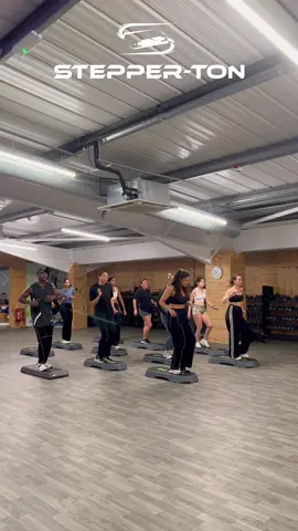 We all had fun with this one and beginners got to take part too because it was easier to follow 😊 #fyp #foryoupage #stepperton #juliusburphy #hiphopstepaerobics #afrostep #funcardio #bachata #manuelturizo #labachata @Manuel Turizo 