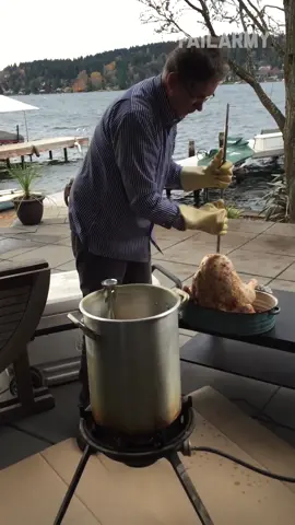 deep frying in high winds wcgw 😆🔥 #thanksgiving #turkey #fried #food #dad #fail #shorts