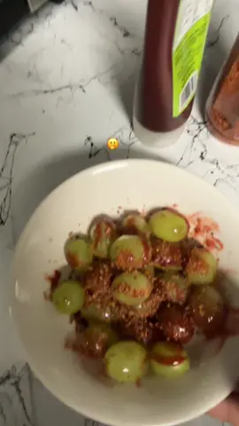 Sigo comiendo 🫢. #nomellamomaria #uvas A#uvasconchamoy #chilito #snack #fyppppppppppppppppppppppp 