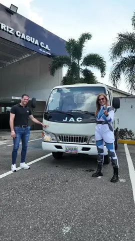 El camión JAC Ferretero 1040 es el vehículo que te brindará capacidad, confort y rendimiento al mismo tiempo, con disponibilidad para ENTREGA INMEDIATA.🚚 Es ideal para transporte liviano gracias a su capacidad de 3 toneladas, conoce más de este vehículo: ▪️Motor: 92 HP / 3600 RPM ▪️Torque: 216 NM / 1800-2000 RPM ▪️Capacidad: 3 toneladas ▪️Transmisión: 5 Velocidades + R (LC5T255M3) ▪️Rendimiento de combustible: 11.63 km /litro ▪️Capacidad del Tanque: 90 litros ▪️Cauchos: 16R 6.50 Su garantía es de 6 años o 100.000 km, ¿quieres conocer más del Camión Ferretero 1040? ¡Visítanos en nuestros concesionarios! 📍 Guárico: Av. Las Industrias, salida al Socorro, calle Troncal 15, Valle de la Pascua. 📍 Aragua: Carretera Nacional Cagua - Villa de Cura. Entre pichincha y Comercio. 📍 Anzoátegui: Av. Principal Mesones, Barcelona. #catherineciaedielo #pidetuautoya #JACAutoclub #JACFerretero #EntregaInmediata #CamionFerretero #TransporteJAC #CargaLiviana #CamionesJAC #JACAragua #JACCagua 