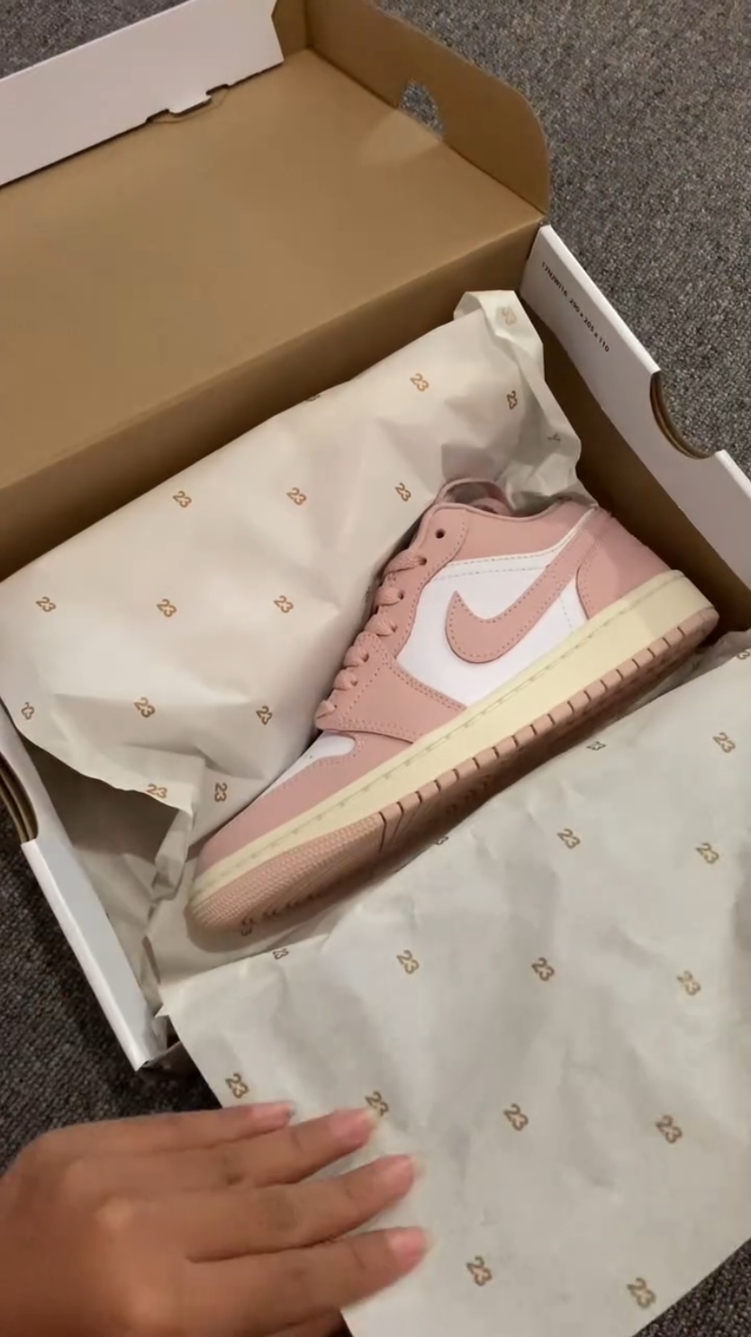 order yuuk 😊😊😊 #sepatumurah #promoguncang1111 #sepatumahal #sepatupria #sepatuwanita #tokosepatuimportoriginalBNIB #senikersku #sneakersaddict #sneakerhead #airjordan #jordan #jordan1 #airjordan1lowpinkoxford 