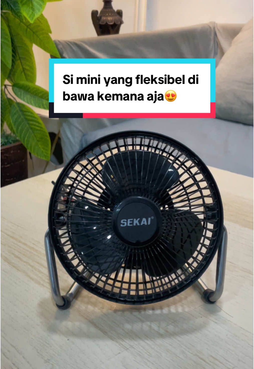 Kipas angin mini ini fleksibel buat dibawa kemana aja dan ditaruh dimanapun!😍 #sekai #sekaipilihanku #kipasangin #kipasanginmeja #kipasanginmini #kipasanginsekai #kipasmejakerja #cekkeranjangkuning #belanjaditiktok 
