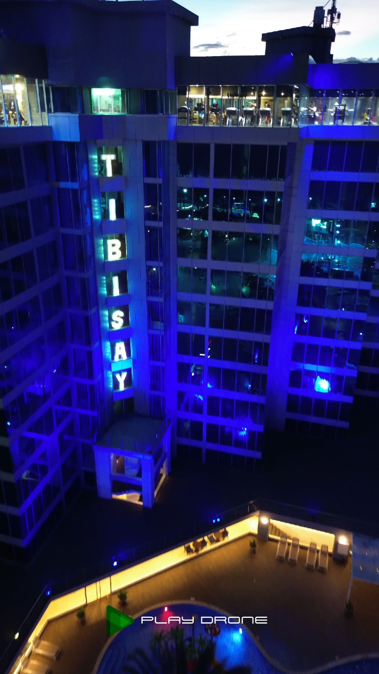 Así también se ve Margarita 🇻🇪✈ Una parada obligada si quieres estar a pie de playa con confort y estilo, jugar beach tennis o padel, tomar algo, cenar por la noche, como también pasar unas días de vacaciones en este hotel. Cuéntanos, ¿ya conocías el Down town beach Margarita? los leemos...🌴 #droneando #droneandovenezuela #destinosvenezuela #playasdevenezuela #playdronevenezuela #tibisayhotelboutique #downtownbeachmargarita #downtownsportclub 