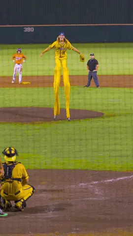 This trend but on Stilts>>> @Dakota“STILTS”albritton  #baseballboys #mob #savannahbananas #clemson #dancetrend #collegebaseball #gracieabrams 