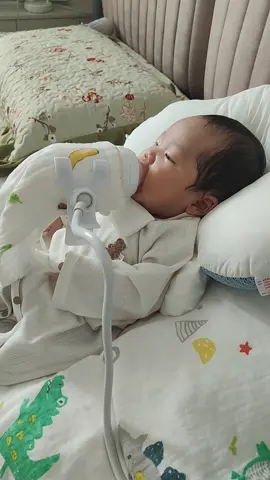 解放雙手餵奶神器，一頭固定桌子一頭固定奶瓶，媽媽從此自由輕鬆，告別媽媽手 ##育兒神器##奶瓶器 #餵#餵奶神器