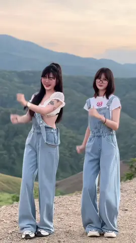 ลูกสาวแม่น่ารัก 👧🏻💕 #แม่อังน้องบู้ #ไอเดียแต่งตัว #เอี้ยมยีนส์ #OOTD 