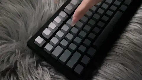 Black and gray interweave, keyboard dance creates gaming atmosphere!😎🖤🎮⌨️ #fyp #foryour #keyboard #typ #mechanicalkeyboard #customkeyboard #zh870 #black #dance #create #gaming #trend 