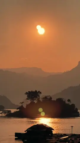 Hoàng hôn tia nắng lốm đốm bao phủ khắp mặt hồ Lòng người phủi bụi cõi nhân gian Bỉ ngạn có hoa không có lá Lòng nàng sắt đá không có ta...🧸#hoanghon #trùngkhánh #thohay #nhachottiktok #🧸 