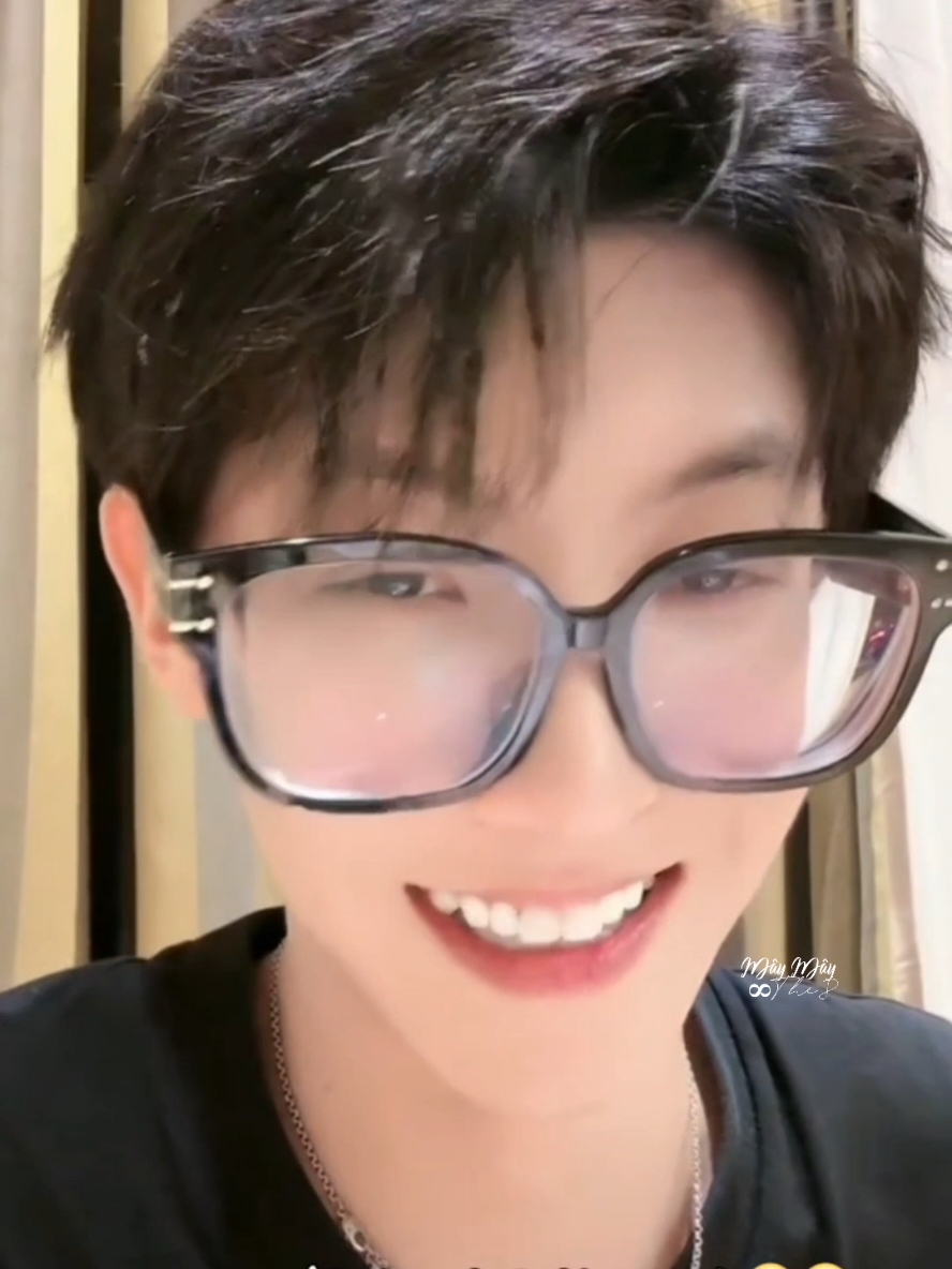 TRANS LIVE 8/11  🐑: Cậu đi diễn về rồi à  Mumu: Đúng vậy, tôi diễn về rồi. Sân khấu này cao quá, làm tôi đứng tim ch.ết lặng 😆 đầu của họ ở dưới chân tôi, họ cứ nhìn lên thế này (ngước lên nhìn) Hahahah cười c.hết mất, cổ các bạn có đau không? Buồn cười vc 🐑: Bạn cảm thấy như thế nào (về sân khấu thương diễn EDC)?  Munu: Khá tốt, khá vui. Sân khấu lớn và trang thiết bị cũng tốt. 🐑: Chào mừng bạn quay trở lại lần sau.  Mumu: Mong chờ, mong chờ 🗨: Chúng ta sẽ hợp tác lần sau. Rất khen các bạn, các bạn ở đây có nhiều fan quá Mumu: Dù bạn có tin hay không thì đã có rất nhiều người đến từ các nơi khác tới xem chúng tôi, thậm chí là ở Đài Loan cũng bay tới xem. Mumu: Huệ Đông EDC, nhân viên của EDC nè 🗨: Mong chờ lần sau nhé  Mumu: Uhm,được rồi, hẹn gặp lại lần sau, hy vọng còn có lần sau 🐑: Ngày 14 bạn về Tây An sao?  Mumu: Đúng vậy, 14 tôi đi Tây An   Mumu: Tôi phải ngưng uống rượu, vì tôi buồn ngủ phải lên máy bay, tôi sợ uống vào rồi sẽ nằm xuống ngủ như 1 người khác ở sân bay mất. Tôi buồn ngủ quá thì làm sao mà có thể uống được. Bay xa quá, phải mất 6 tiếng bay từ đây. 🐑: Huệ Châu có sân bay  Mumu: Có, nhưng không có bay thẳng. Tôi phải nối chuyến, nối chuyến 2 lần liền. Bay đến Thâm Quyến, sau đó phải chuyển qua đường sắt cao tốc, sau đó mới nối chuyến bay tiếp được.  🐑: Tháng sau có đến EDC nữa không?  Mumu: Nghe nói muốn chúng tôi quay lại. Cũng không biết nữa, không chắc chắn Mumu: Thật sự các bạn lấy đâu ra được những giấc ngủ vậy, tôi thực sự rất ghen tỵ. Tôi không thể ngủ được. Có thể bây giờ tôi buồn ngủ, nằm trên giường rồi 2-3 tiếng sau chắc chắn sẽ thức dậy.  Mumu: Ê ngồi trong phòng này nóng thực sự ấy. Tôi từng đến Quảng Đông rồi nhưng sao nó nóng vậy? Mumu: Bạn là DJ của quán phải không? Quán của bạn nóng quá 😆😆 siêu nóng luôn, người Lão Tống như tắm ấy. Cười c.chết mất. Ông ấy hỏi có phải tôi bị trôi màu (lớp trang điểm) rồi không? Tôi bảo là không sao không sao, không nhìn rõ mấy. Dù gì cũng khá hợp với màu cơ thể ông ấy. 🤣🤣 🐑: Tôi có ảnh chữ ký nhưng không ai muốn.  Mumu: Không ai muốn nữa sao. Đến mức này rồi sao. Toi rồi (chắc do ảnh quán des xấu quá 🤣🤣)  🐑: Sao cậu lại ăn hamburger?  Mumu: Vậy ăn cái gì ở đây nào? Đặt hàng 4h sáng rồi thì ai bán cái gì nữa. Ăn cái này thôi, không thì đói biết làm sao. Buổi sáng ăn được mấy miếng mì ở sân bay, xong rồi bay cả ngày liền, đến nơi nằm nghỉ ngơi, nhất định phải ngủ nhưng đến tận 7h mới ngủ được, sau đó ngủ đến 12h mới dậy. Bây giờ lại bắt đầu buồn ngủ rồi nhưng mà không được ngủ, lát nữa còn phải ra sân bay. Cố lên!!! #yang木木 #mc宋明星  #mc宋明星_yang木木 #木星组合 #yangmumu #songmingxing #traideptrungquoc #tiktok #xuhuong #fyp #douyin 