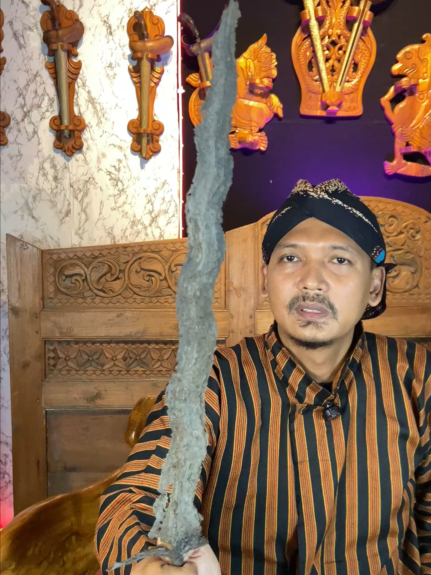 Keris Sangkelat terkenal di kalangan pencinta Tosan Aji. Keris ini diketahui mirip dengan Keris Parungsari karena jumlah liuk serta ricikannya sama. Nama Sangkelat sendiri berasal dari bahasa jawa, yaitu singkatan dari 
