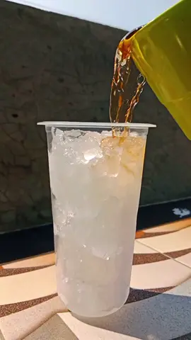 Panas panas begini enaknya didinginkan dengan segelas es teh, segar di mulut sampai ke usus #segar #esteh #dingin 