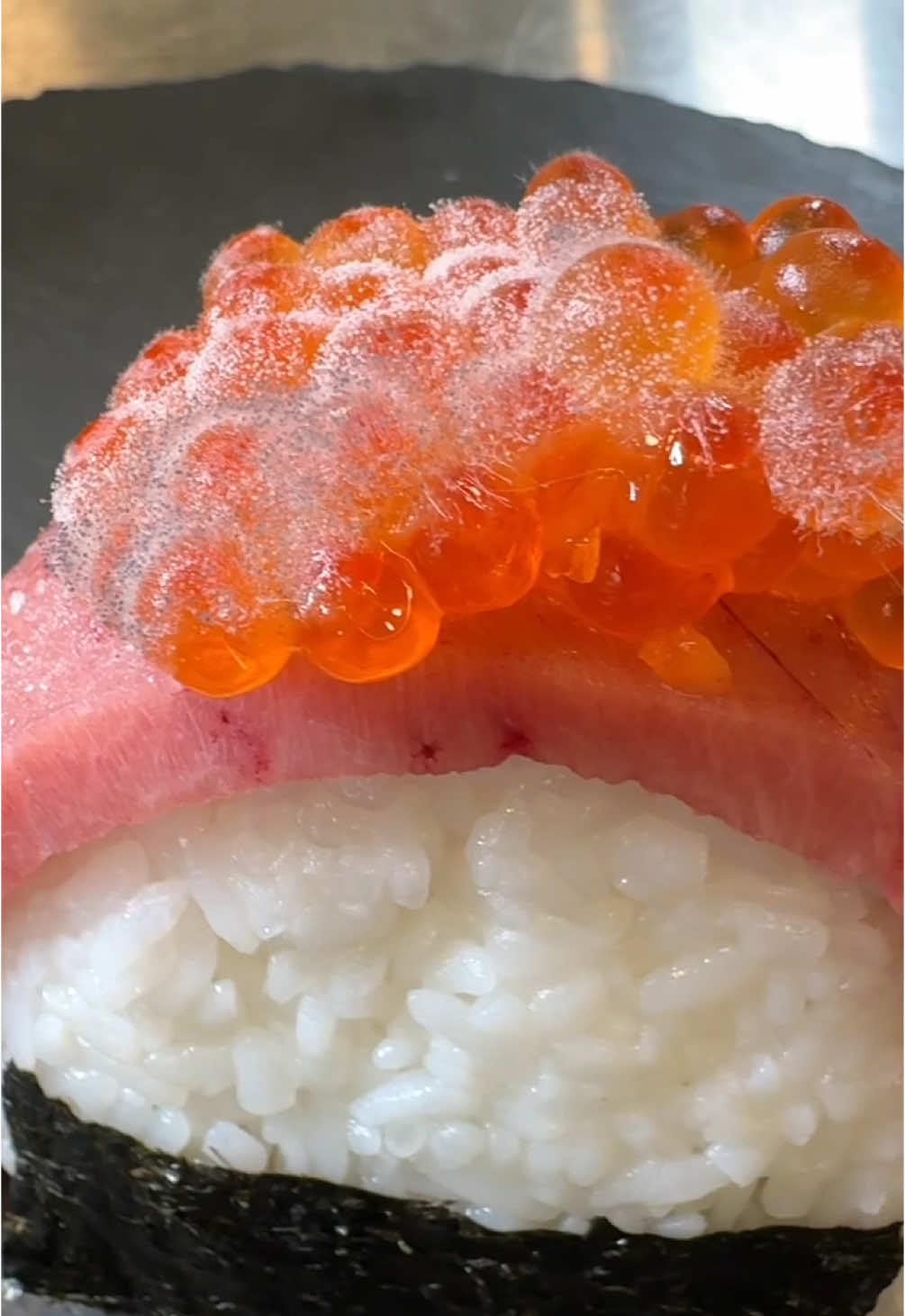 Blue cheese mold aged fatty tuna onigiri. 青カビ熟成大トロおにぎり🍙 #moldagedfish #moldagingfish #カビ熟成魚 #おにぎり #大トロ 