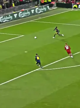 Ozil 200 IQ Assists 🤩🧠 #football #Soccer #vairal #foryou #footballmoments 