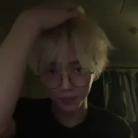 bare face, kacamataan, rambut berantakan, blonde hair, kaos item, AKSHDSKDJSJ ADEK GANTENG BANGET ADEK😭🫶🏻 #hanyujin #제로베이스원 #yujin #hanyujinzb1 #ZEROBASEONE #fyppppppppppppppppppppppp #ZB1 #zerobaseone #live 