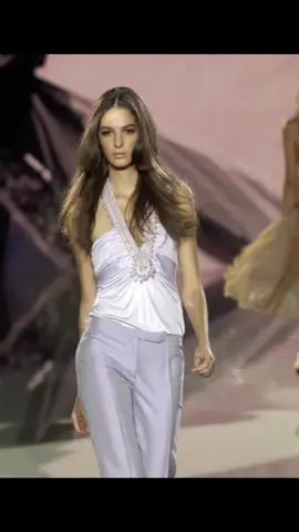 #eminacunmulaj 🇦🇱 for #Versace S/S 2006 (#Albania #fyp #SuperModel #fashion #viral #Runway #model #fashiontiktok #albaniangirl)