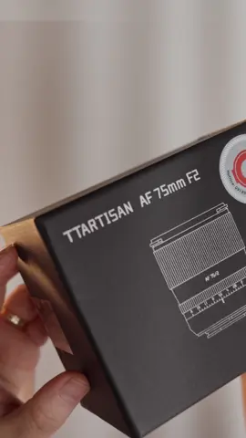 Mở hộp ống kính FullFrame Tốt trong tầm tiền. TTARTISAN AF 75mm F2 ống kính mới ra mắt đến từ #TTARTISAN #ttartisan75mm #ttartisan75mmf2 #Sony