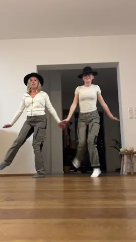 Hauptsoch strauß hose ! 😂  #just4fun  #dancewithyourheart #bigsis #austria #dance 