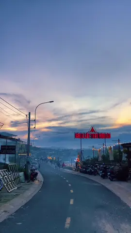 Chiều hoàng hôn xóm lèo hôm nay #dalat #reviewdalat #chill #fyp #dalattrip #tiktoktravel #xuhuong #dalatmemories 