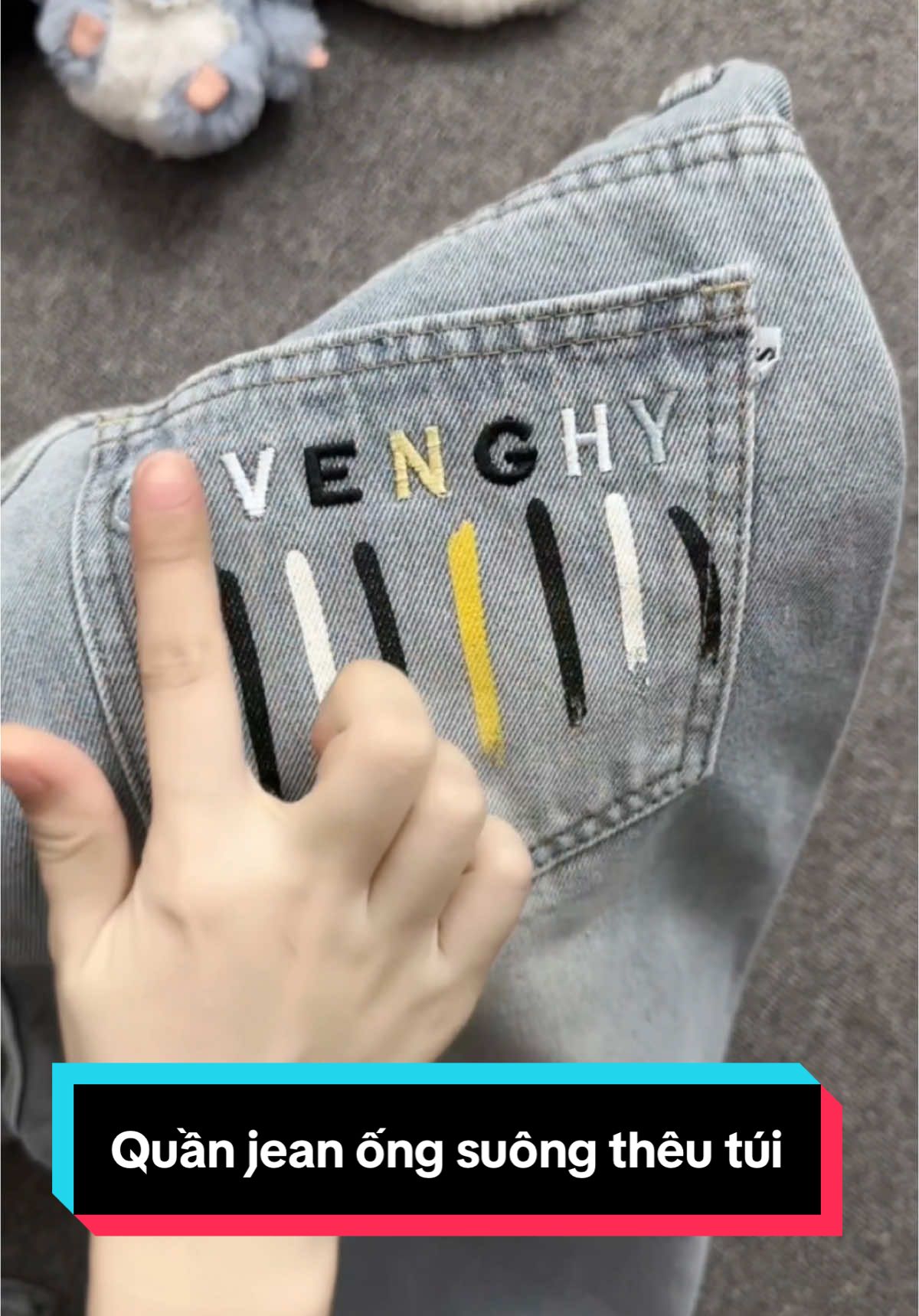 Quần jean ống suông thêu túi vệt sơn #🎀 #quanaohottrend #quânjean #quanbo #quanjeannu #xuhuongtiktok #zinly #thinhhanh #trending #quanjeanlungsieucao #thơitrang #zinlyshop #thoitrang #quansuong #xuhuong #hydijean 