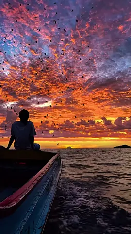 The setting sun and solitary birds fly together, and the autumn water and sky merge into one color.✨ #sunset #fyp 