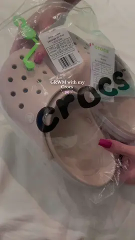 get ready with my Crocs 🎀 #fy #crocs #hellokitty #grwm #fyp 