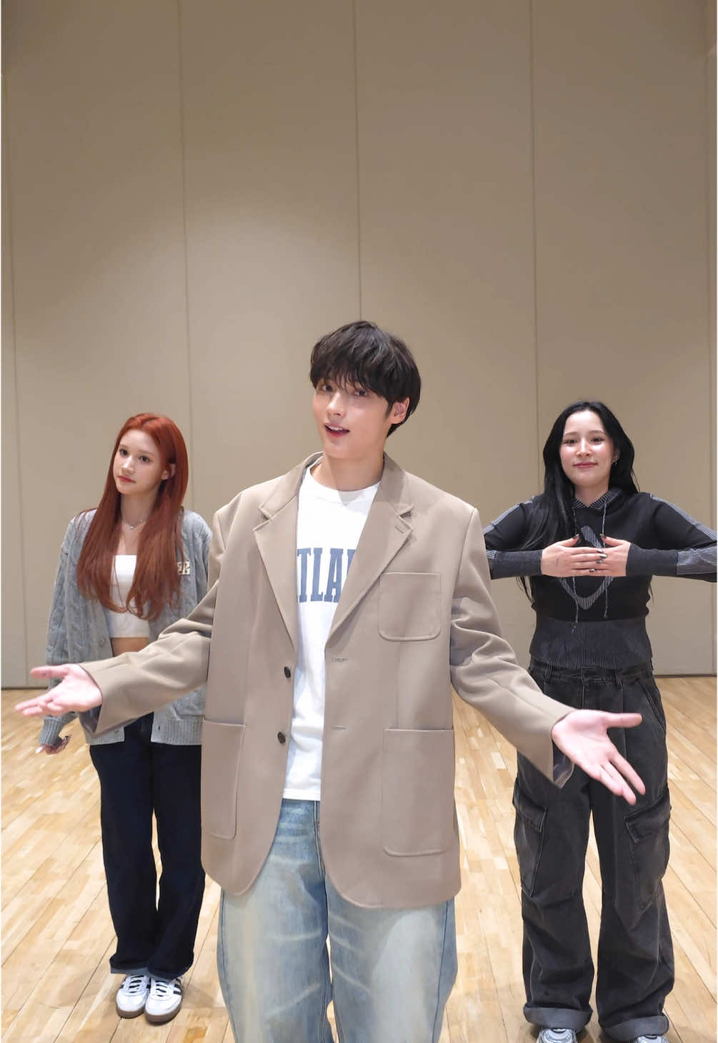 Over The Behind 🪽 @Kep1er @🍋LEANAVVAB랴밥🍋  #TXT #HUENINGKAI #Kep1er #HUENING_BAHIYYIH 